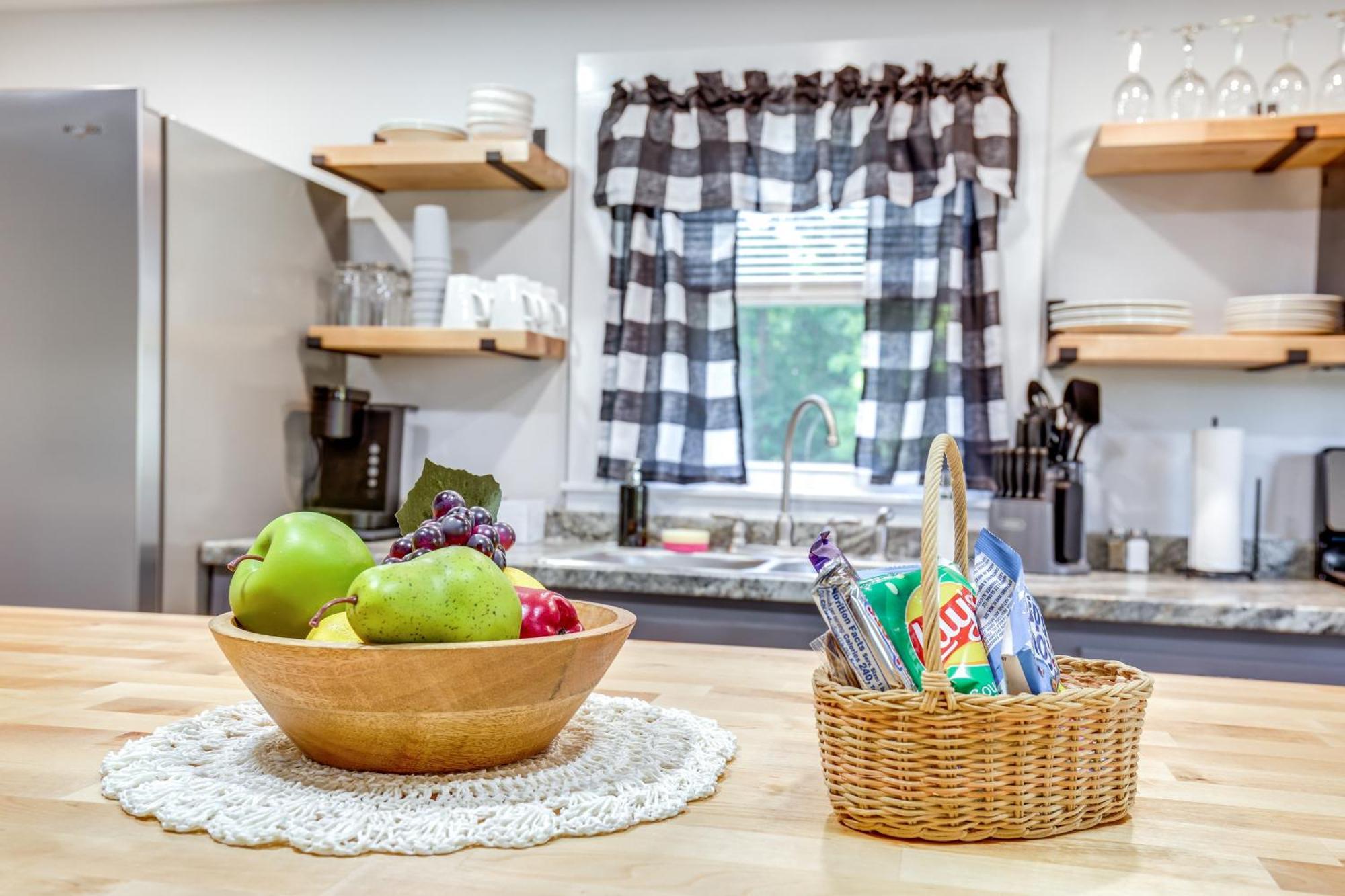 Charming Watkins Glen Home With Yard! ภายนอก รูปภาพ